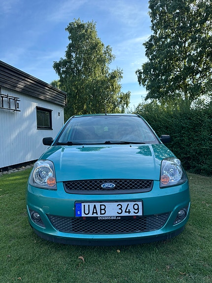 Ford Fiesta 2 of 5