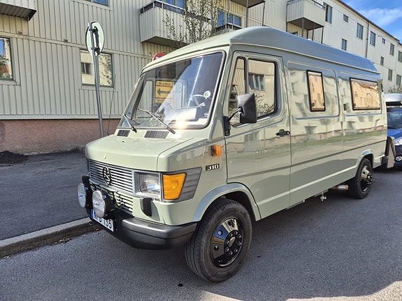 Mercedes-Benz 310 2 of 5