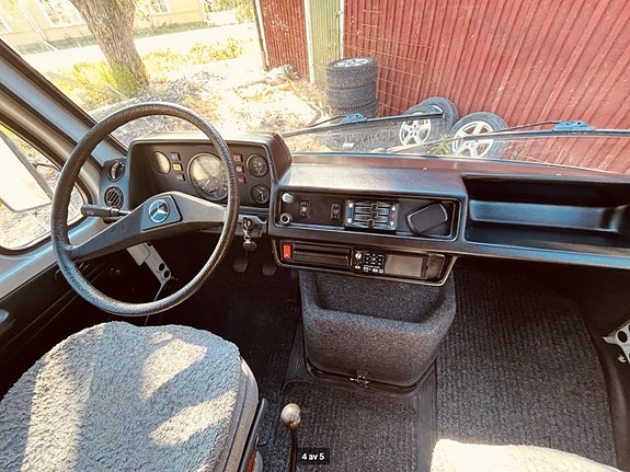 Mercedes-Benz 310 4 of 5