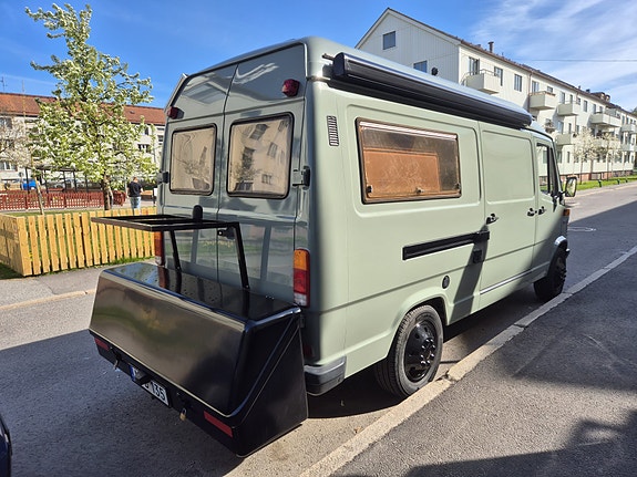 Mercedes-Benz 310 3 of 5