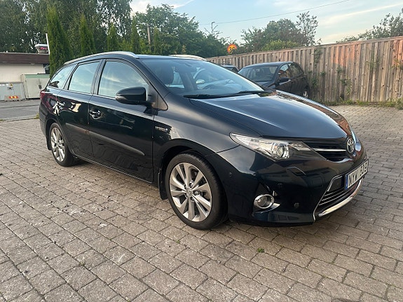 Toyota Auris 2 of 5