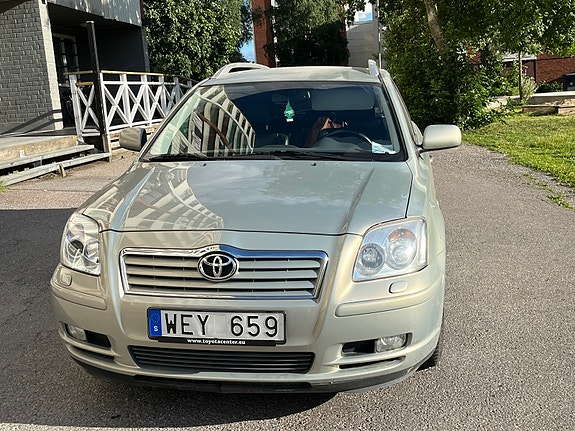 Toyota Avensis 2 of 5