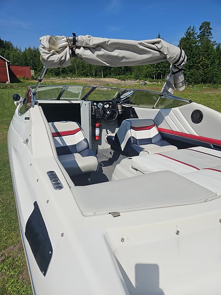 Bayliner 1952 Capri 5 of 5