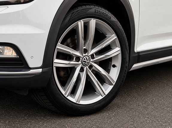 Volkswagen Passat Alltrack 3 of 19