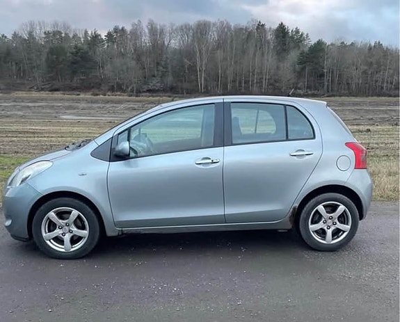 Toyota Yaris 2 of 5