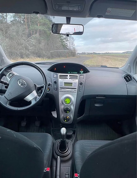 Toyota Yaris 4 of 5