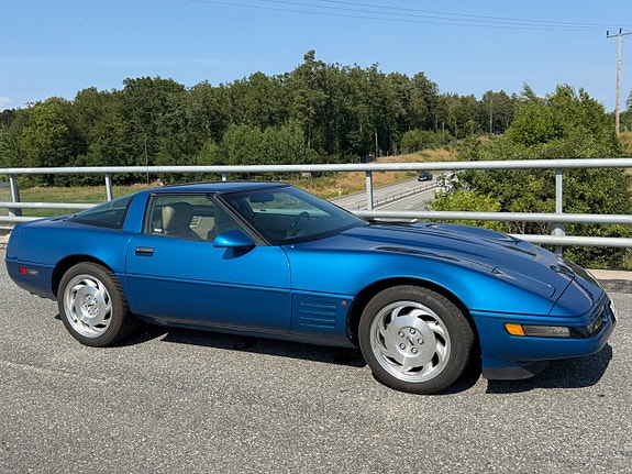 Chevrolet Corvette 3 of 5