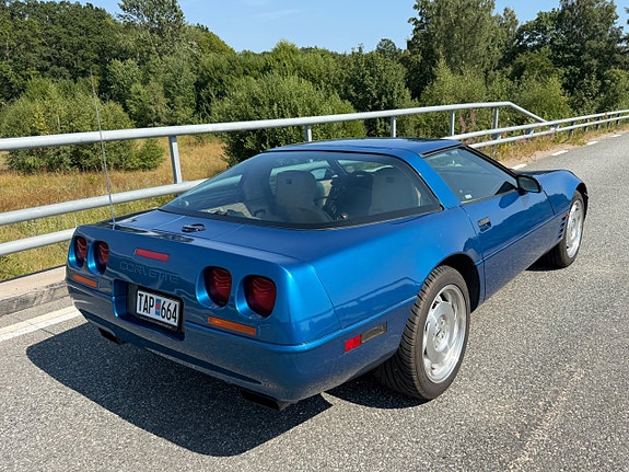 Chevrolet Corvette 4 of 5