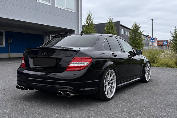 Mercedes-Benz C63 4 of 16