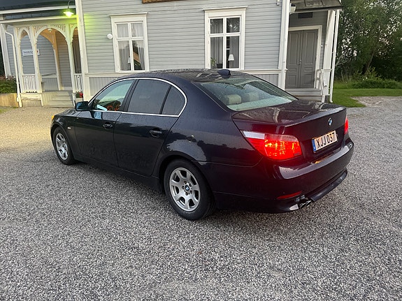BMW 525i 3 of 5