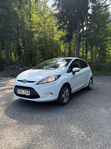 Ford Fiesta 2 of 5