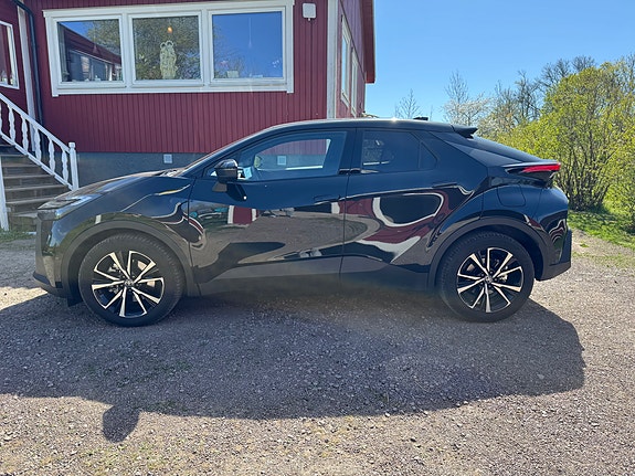 Toyota C-HR 2 of 5