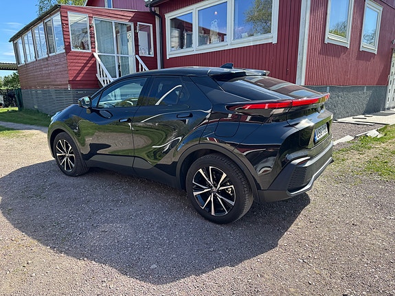 Toyota C-HR 3 of 5