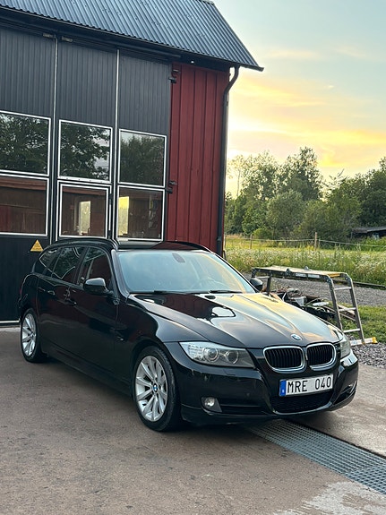 BMW 318d 2 of 5