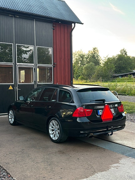 BMW 318d 3 of 5