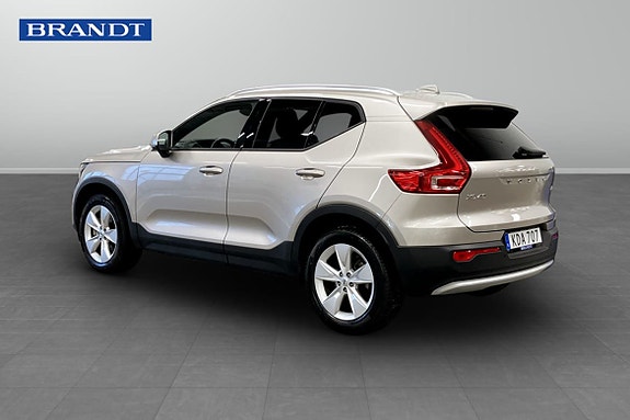 Volvo XC40 2 of 5