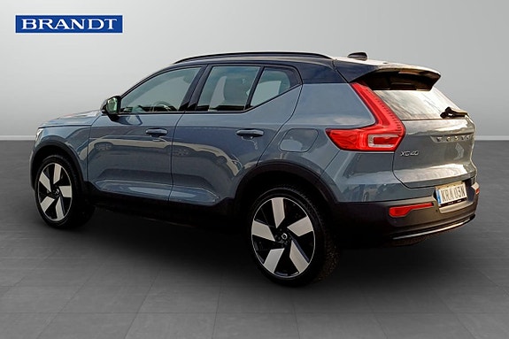 Volvo XC40 2 of 5