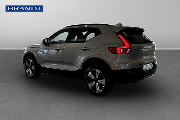 Volvo XC40 2 of 5