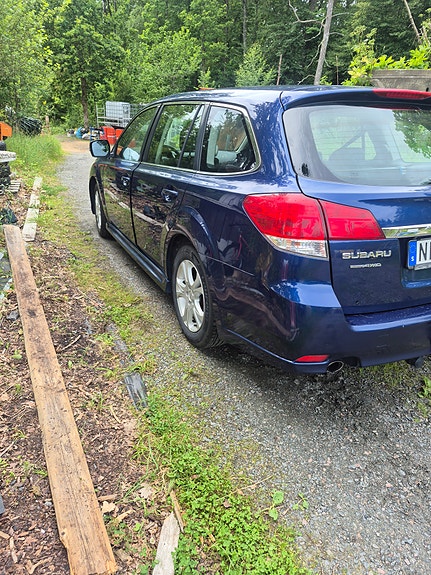 Subaru Legacy 2 of 5