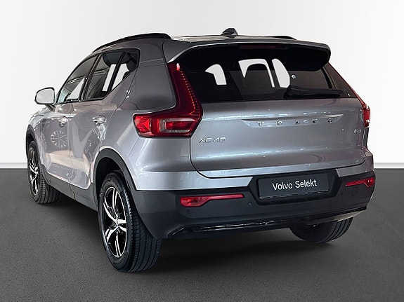 Volvo XC40 2 of 5