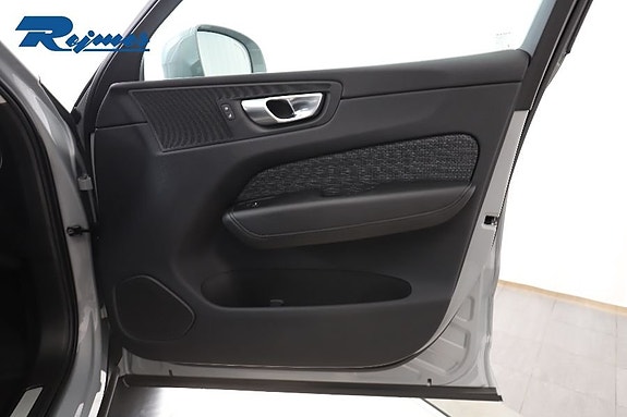 Volvo XC60 14 of 30