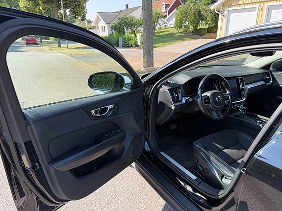 Volvo V60 Cross Country 2 of 2