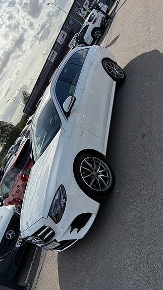 Mercedes-Benz E220 2 of 5