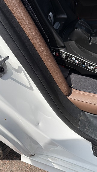 Mercedes-Benz E220 4 of 5
