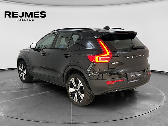 Volvo XC40 2 of 5
