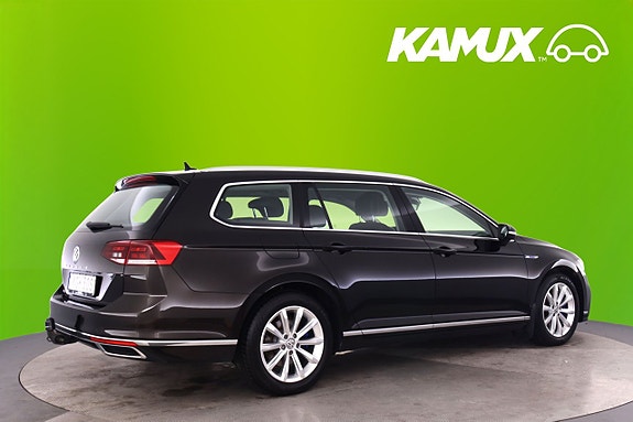 Volkswagen Passat 2 of 21