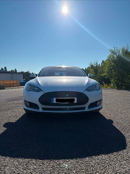 Tesla Model S 3 of 5