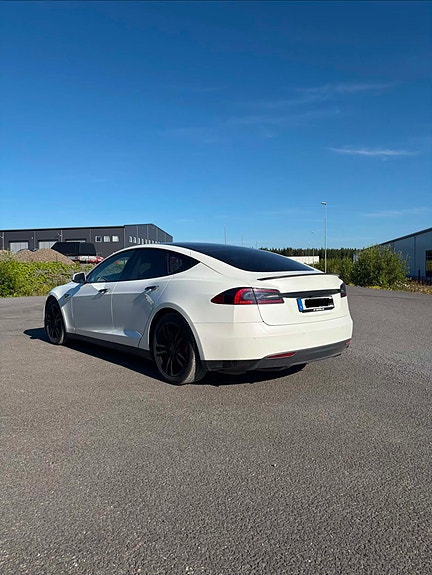 Tesla Model S 4 of 5