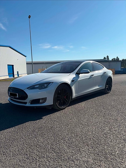 Tesla Model S 2 of 5