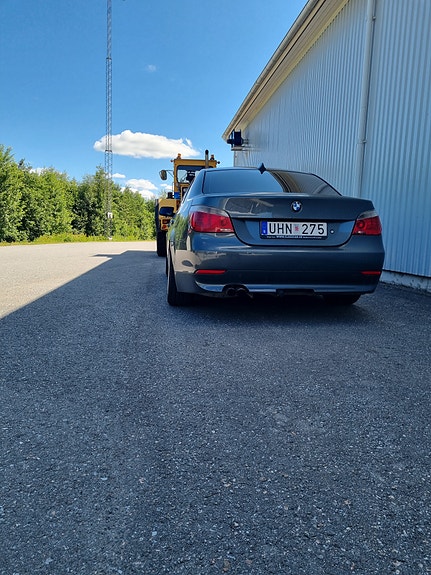 BMW 520i 3 of 5