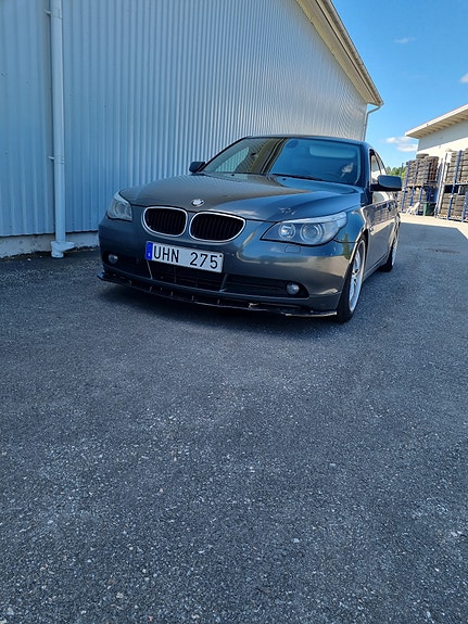 BMW 520i 2 of 5