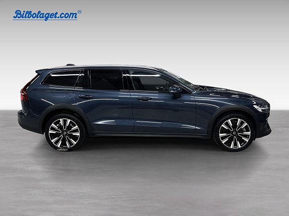 Volvo V60 Cross Country 2 of 5