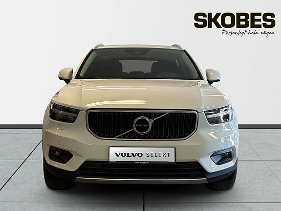 Volvo XC40 2 of 5