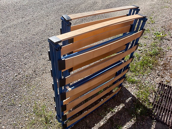 2st IKEA sängbotten ribbotten fällbar och 2 st enklare extra sängar.