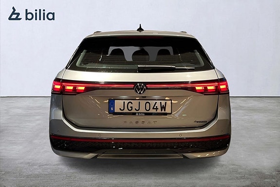 Volkswagen Passat 7 of 25