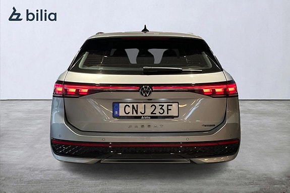 Volkswagen Passat 7 of 25
