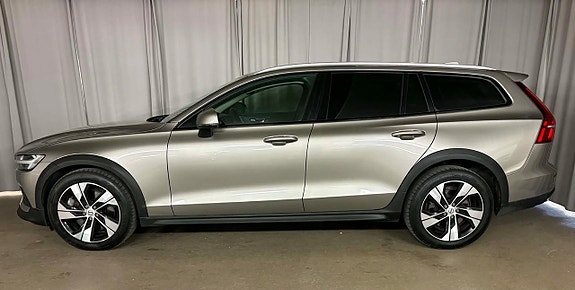Volvo V60 Cross Country 3 of 5