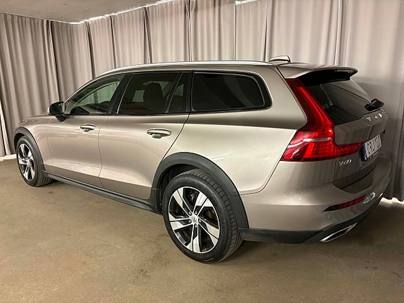 Volvo V60 Cross Country 4 of 5