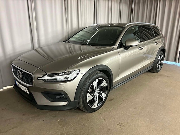 Volvo V60 Cross Country 2 of 5