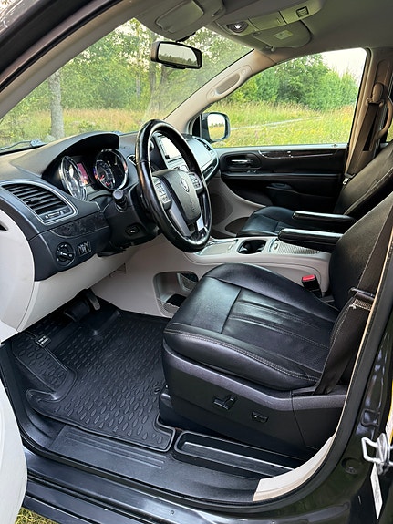 Lancia Voyager 5 of 5