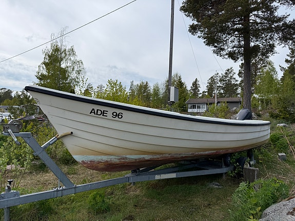 Örnvik 610 med evinrude e-tec 40hk motor och båtsläp