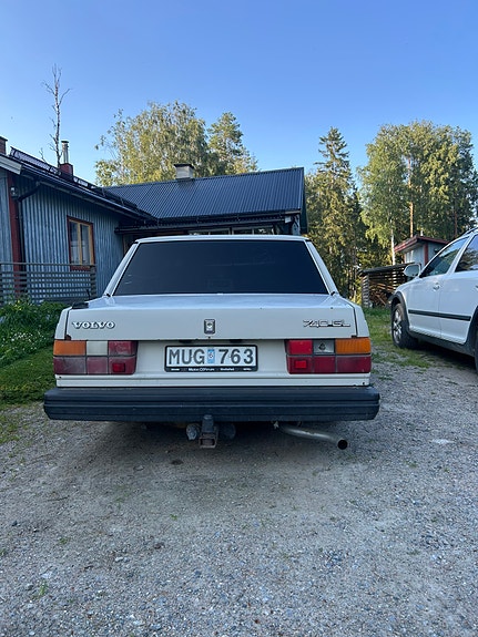 Volvo 740 3 of 4