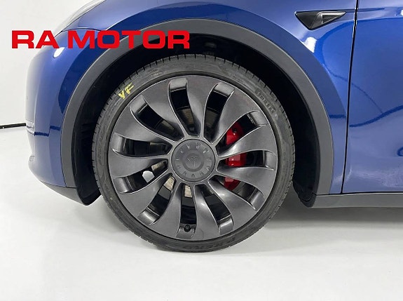 Tesla Model Y 10 of 27