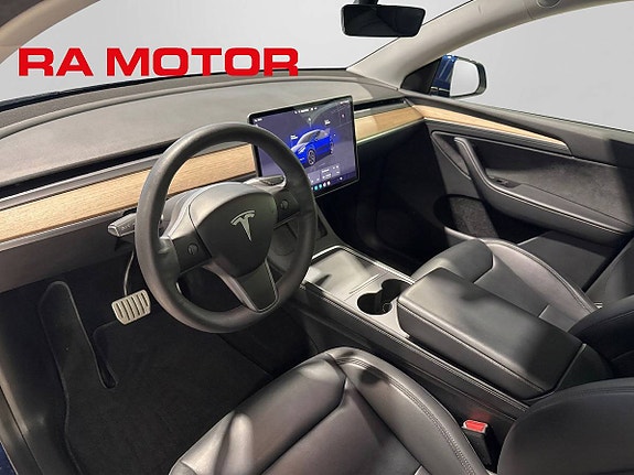 Tesla Model Y 12 of 27