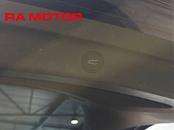Tesla Model Y 24 of 27
