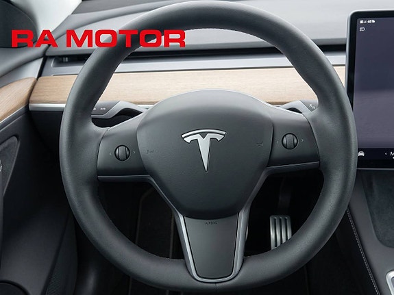 Tesla Model Y 18 of 27
